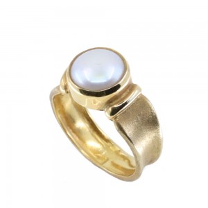 Ring in 18 K matte gold with pearl, 2008.