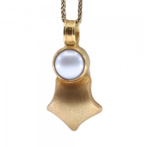 18K matte yellow gold pendant in vintage design with pearl, 2645.